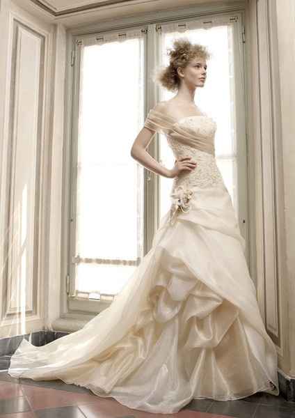 Modello Elena collezione Dalin