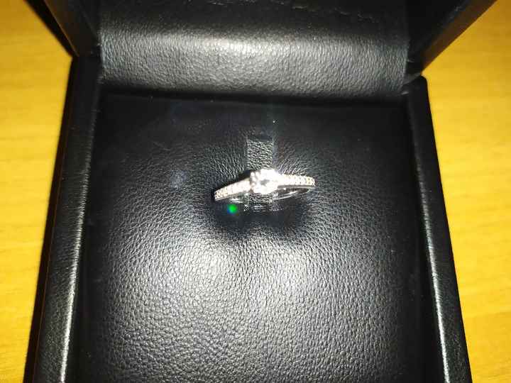 E ora mostraci una foto del tuo anello di fidanzamento! - 1