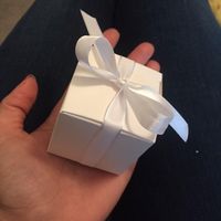 scatolina portaconfetti alla quale aggiungere un tag di ringraziamento