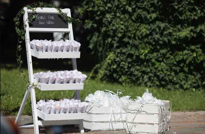 Coriandoli di petali veri e carrello per coni - 1