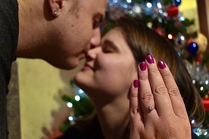 E ora mostraci una foto del tuo anello di fidanzamento! - 1