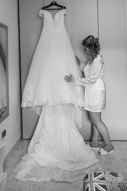 Abbigliamento sposa durante la preparazione 10