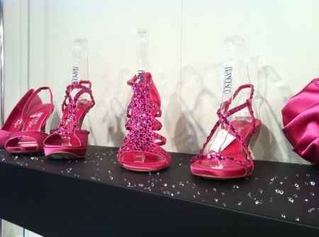 Scarpe fucsia.