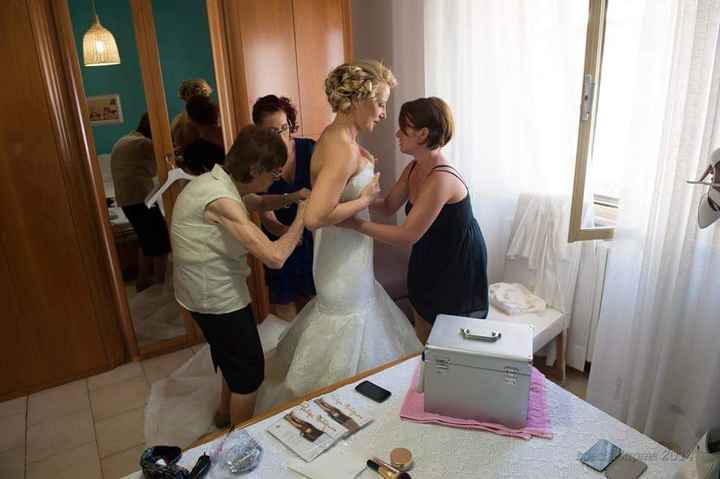 Chi aiuta la sposa a vestirsi? - 2