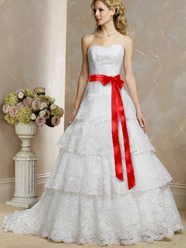 Abito bianco con fiocco rosso