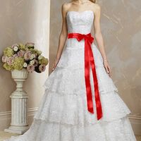 Abito bianco con fiocco rosso