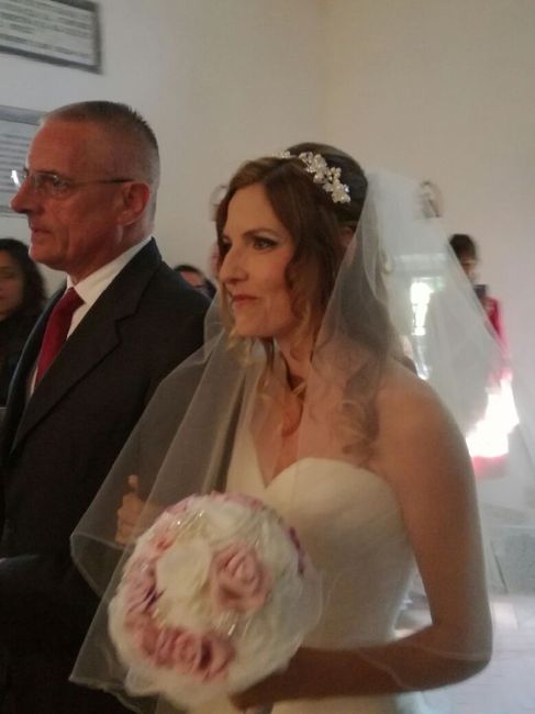 Spose con coroncina e accessori nei capelli: dove e quale? - 1