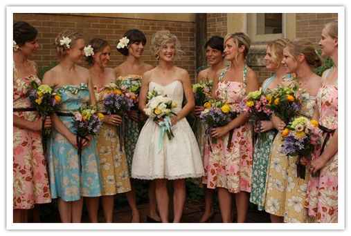 Damigelle con abiti diversi