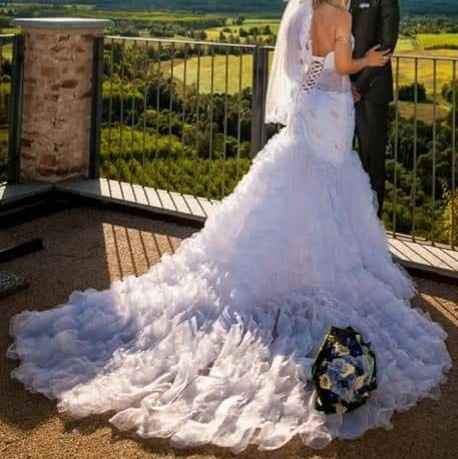 Favoloso abito da sposa a sirena con strascico lungo