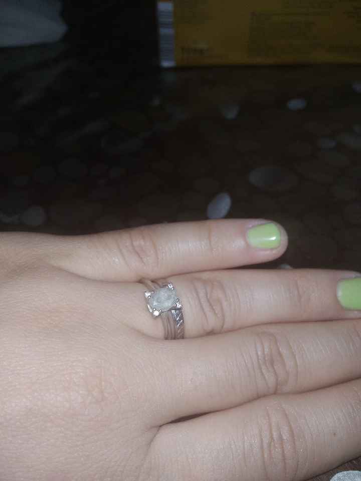 E ora mostraci una foto del tuo anello di fidanzamento! - 1
