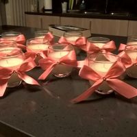 Candele sparse nelle varie sale dei buffet dei dolci e frutta