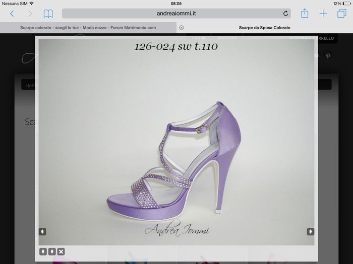 Per l'abito con dettagli Lilla