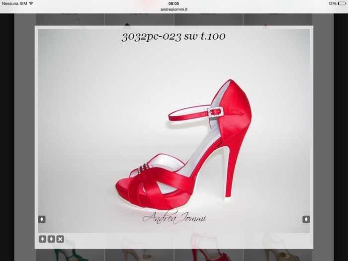 Per l'abito con dettagli rossi