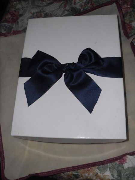 scatola con fiocco blu