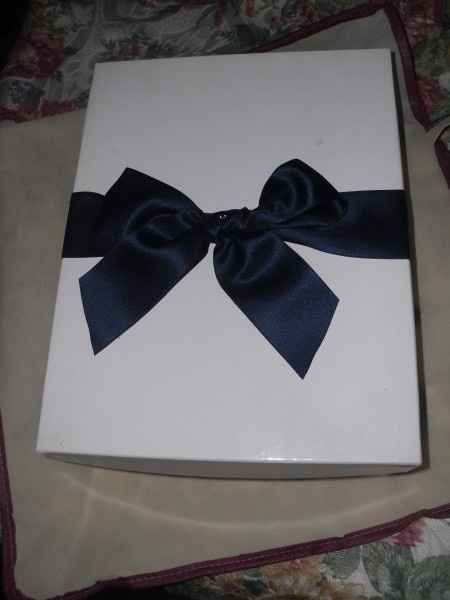 scatola con fiocco blu