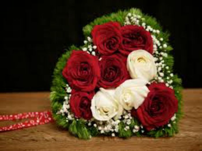Bouquet rose rosse e bianche 2
