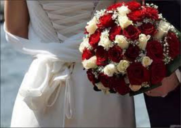 Bouquet rose rosse e bianche 3