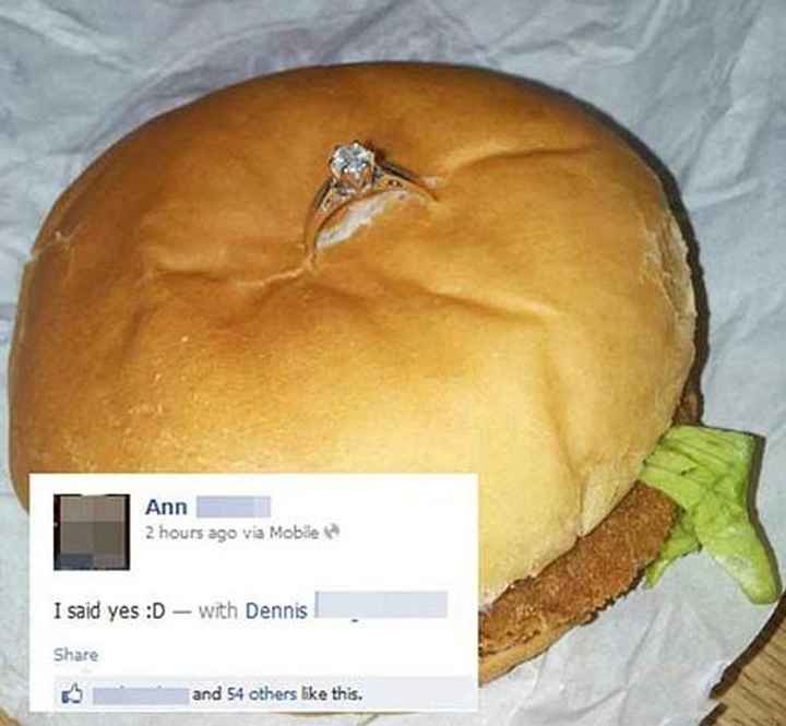 🔸 Opzione A: dentro un hamburger, ovviamente scaduto!