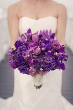 2) Bouquet da sposa di Lisianthus e Iris