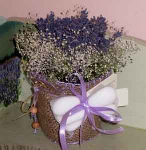 Bomboniera con fiori essiccati di lavanda, gypsophilla e coprivaso in iuta