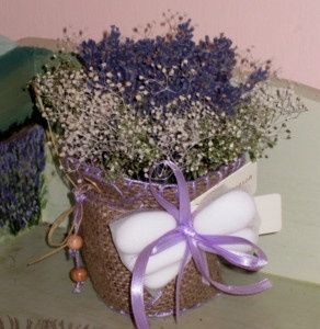 Bomboniera con fiori essiccati di lavanda, gypsophilla e coprivaso in iuta