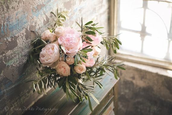Ma forse per me sarà più adatto questo! Peonie, rose, olivo e io aggiungerei un pochino di gypsophil