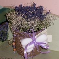 Bomboniera con fiori essiccati di lavanda, gypsophilla e coprivaso in iuta