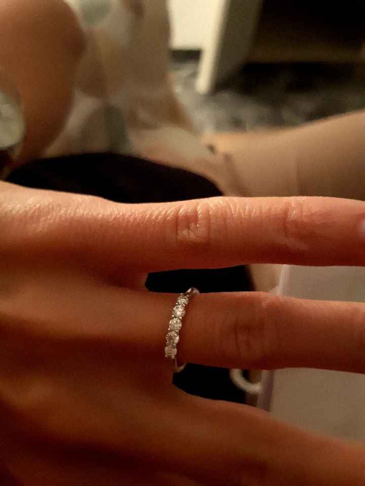 E ora mostraci una foto del tuo anello di fidanzamento! - 1