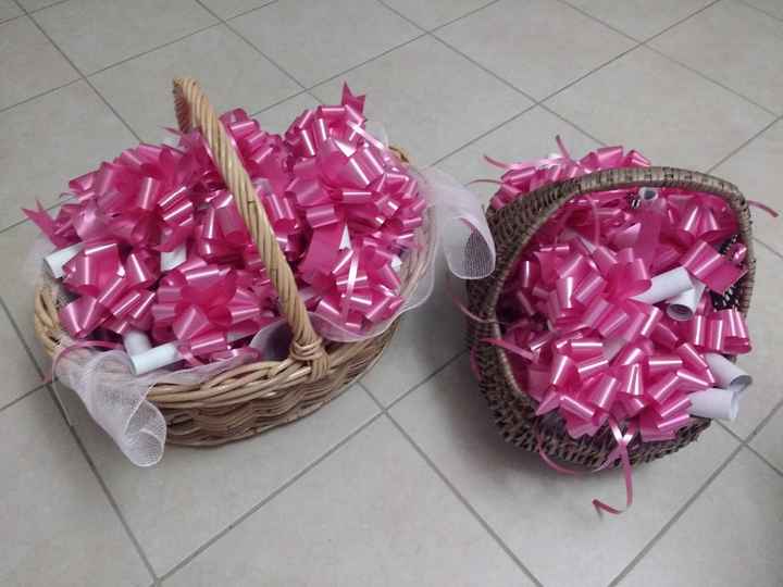 Cesti con fiocchi e cartine per macchine