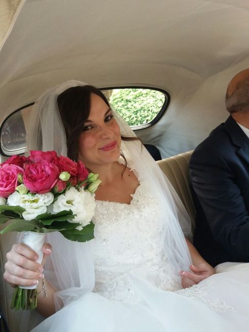 bouquet in viaggio verso la chiesa