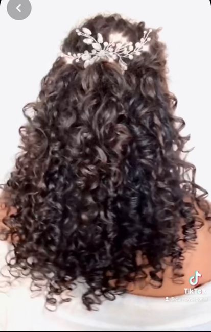 Acconciatura per spose riccie 12