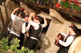 Le Nozze Carsiche: un matrimonio che coinvolge un intero paese 12