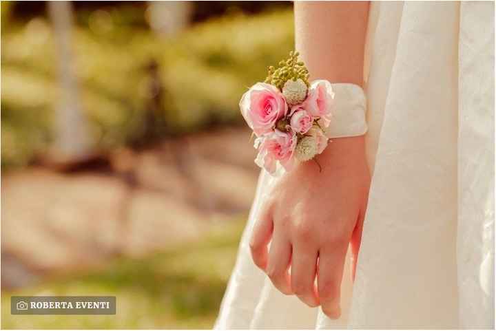 Bouquet da polso per sposa: sì o no? 💐 - 1