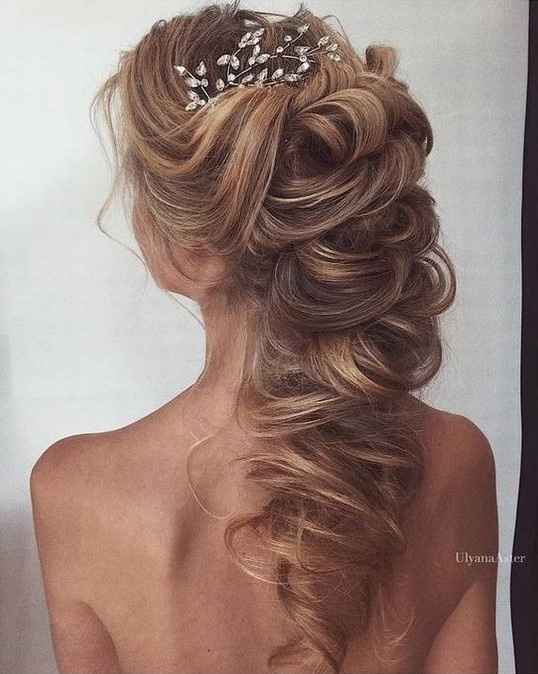 Semiraccolto a cascata con ciuffi davanti