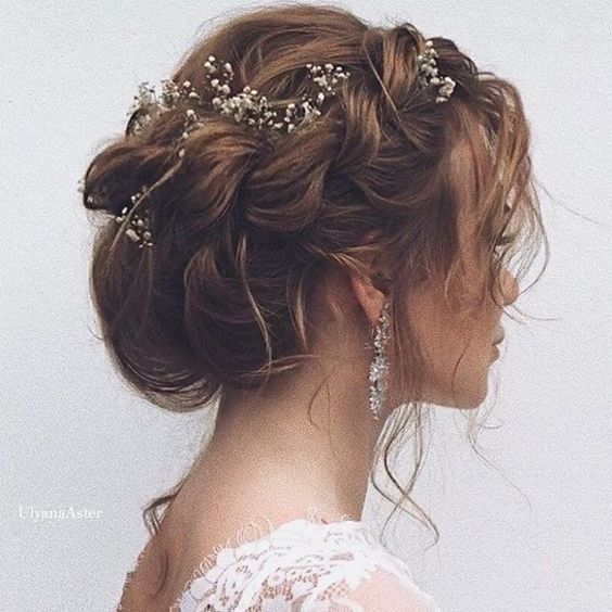 Raccolto con treccia e velo da sposa