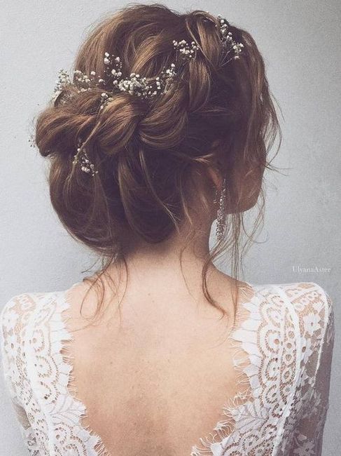 Raccolto con treccia e velo da sposa dietro