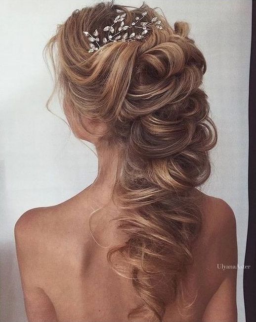 Semiraccolto a cascata con ciuffi davanti