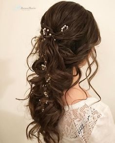 Raccolto a cascata con ciuffi di capelli