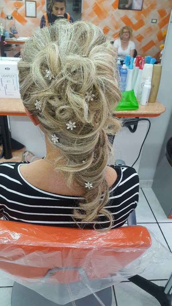 Con o senza accessori per capelli? - 1