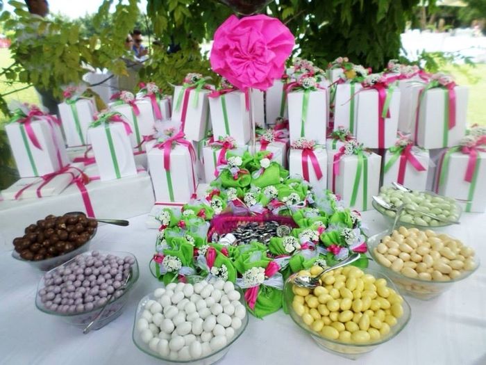 ALLESTIMENTO BOMBONIERE CON CONFETTATA