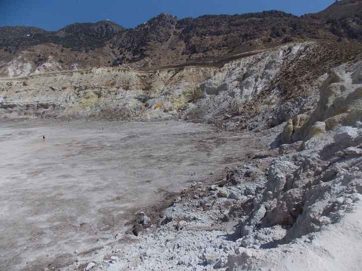 all'interno del cratere