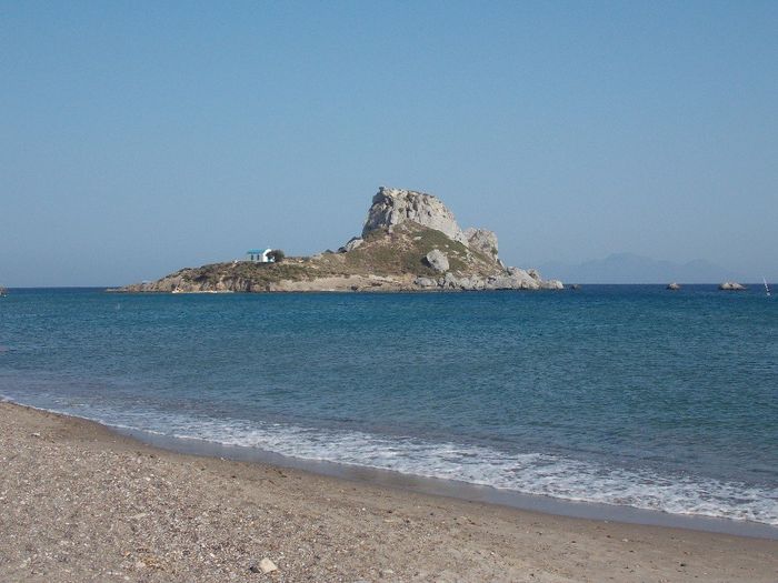 Dalla spiaggia di Agios Stefanos si può raggiungere a nuoto o in pedalò l'isolotto di Kastri dove è 