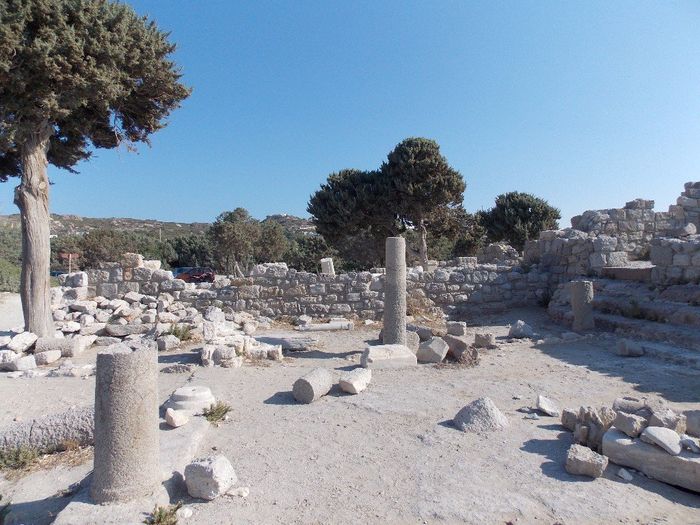Sempre dalla spiaggia di Agios Stefanos si può accedere gratuitamente alle rovine