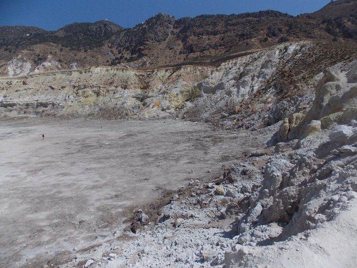 all'interno del cratere