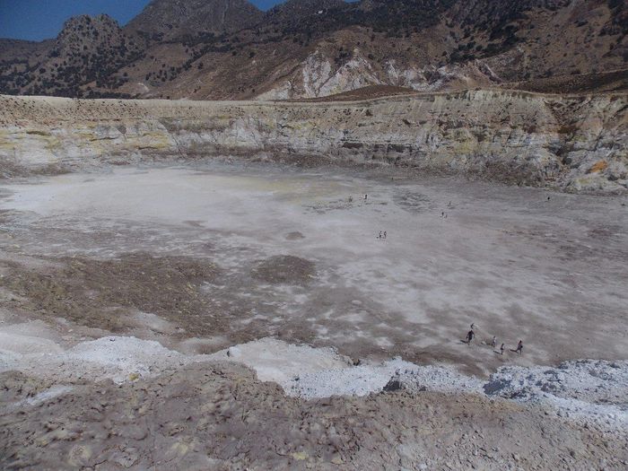 all'interno del cratere