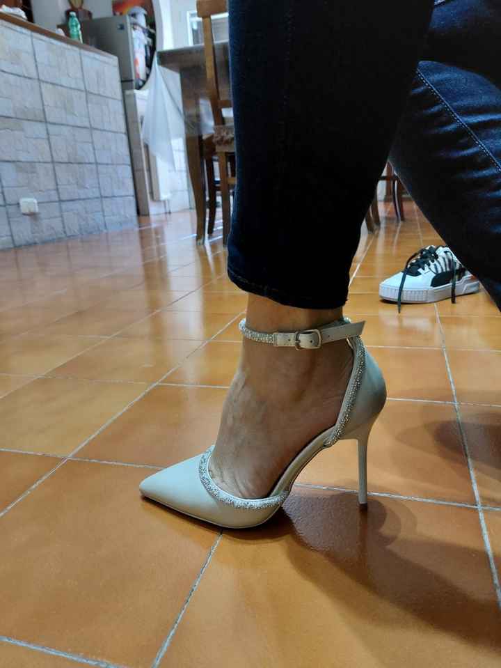 tipo di scarpa abito con lo spacco laterale - 2