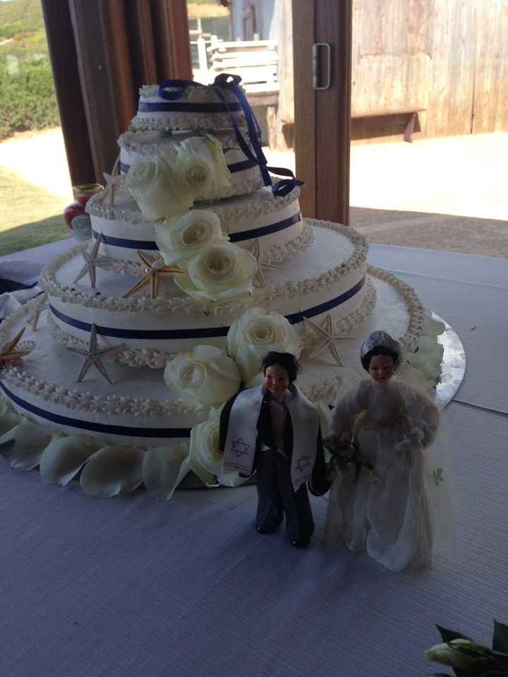 la torta con gli sposini storici della nonna di mio marito... bellissimi!