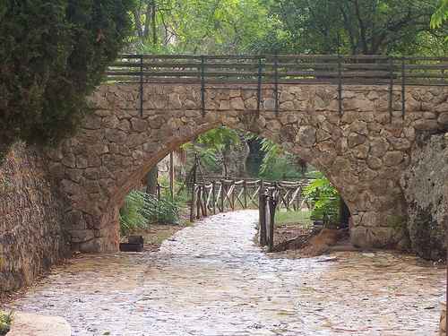 ponte vicino alla chiesa rupestre