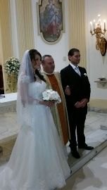 Foto con il parroco. 