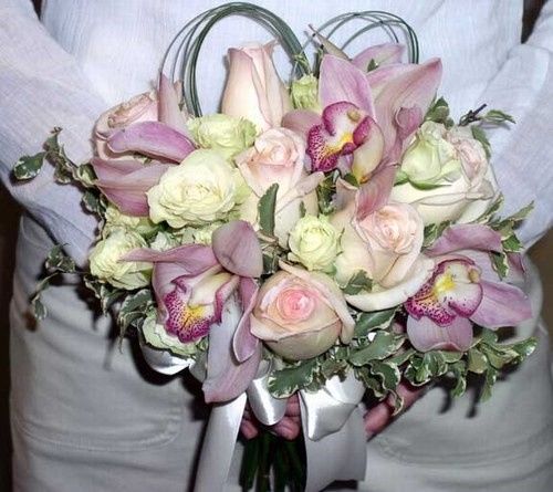 bouquet con orchidee e rose e lisianthus